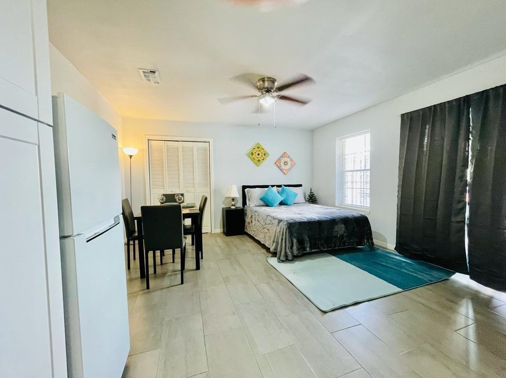 5809 Kiam St, Houston, TX 77007-1011
