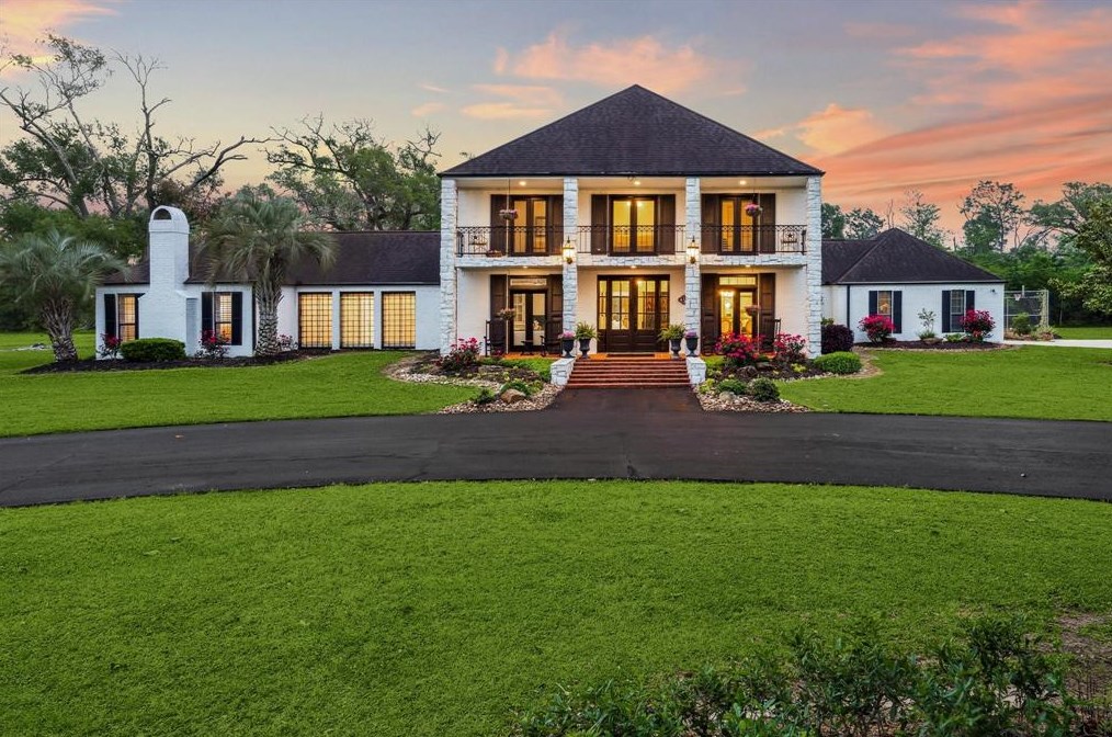 105 Country Rd, Angleton, TX 77515-9458