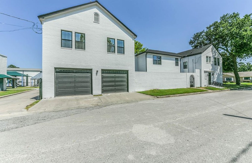 301 Granberry St #b, Humble, TX 77338