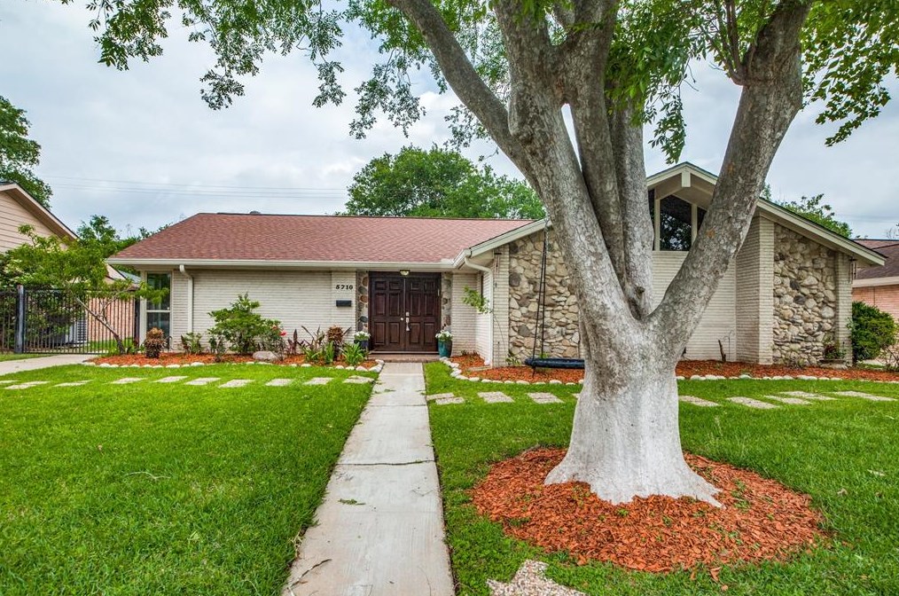 5710 Dumfries Dr, Houston, TX 77096