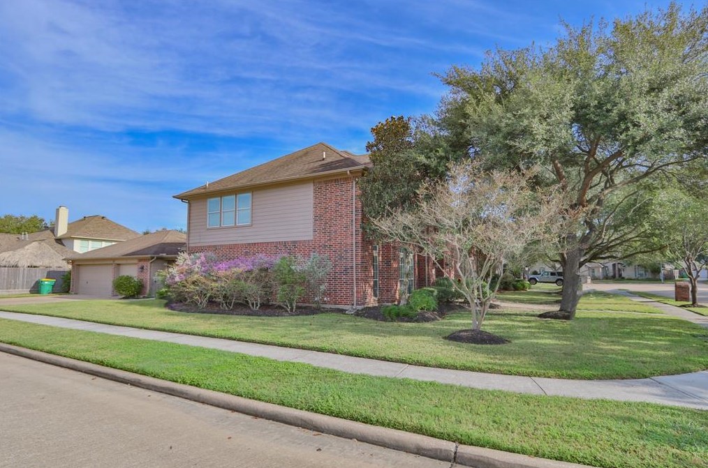 2341 Acadiana Ln, Taylor Lake Village, TX 77586