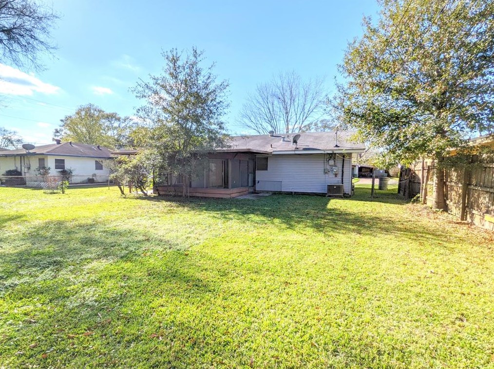 665 Lee Ann Ln, Beaumont, TX 77707-1435