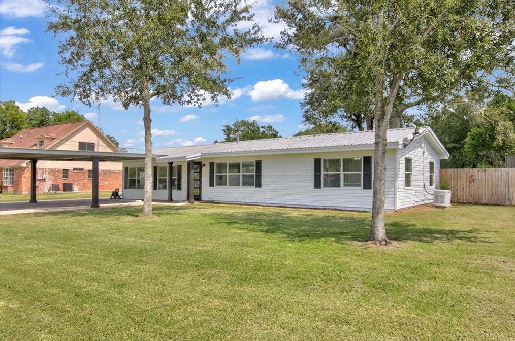9461 Garden Dr, Beaumont, TX 77705-8015