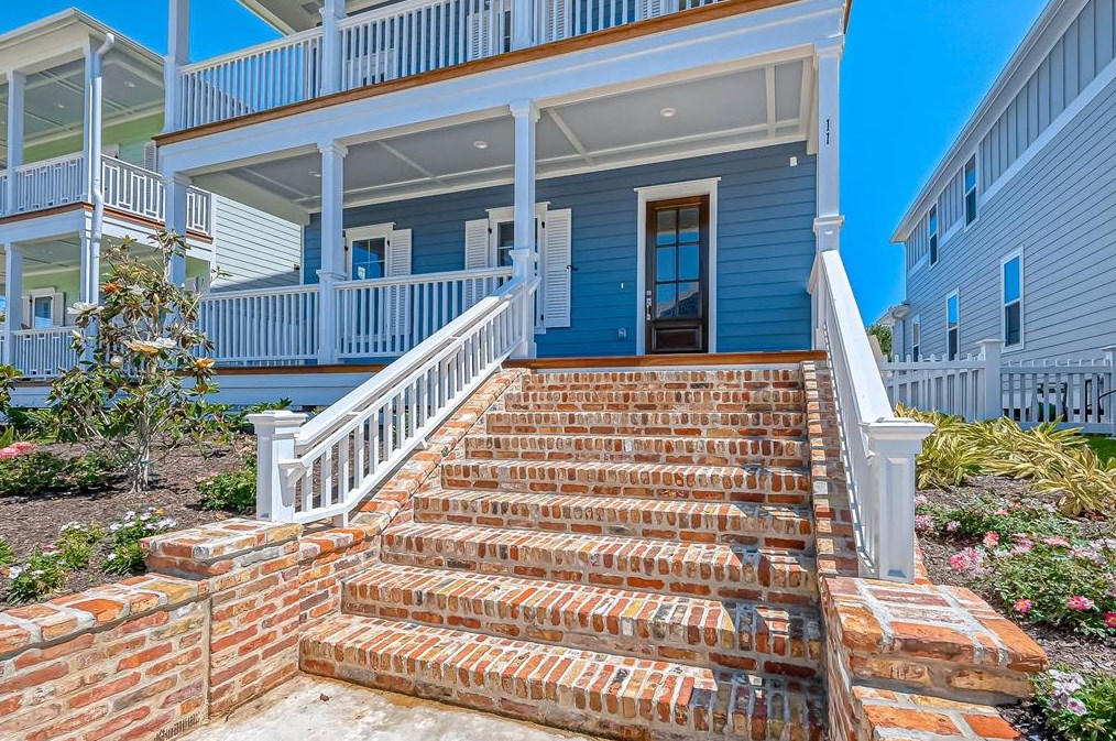 11 Caravelle Ct, Galveston, TX 77554