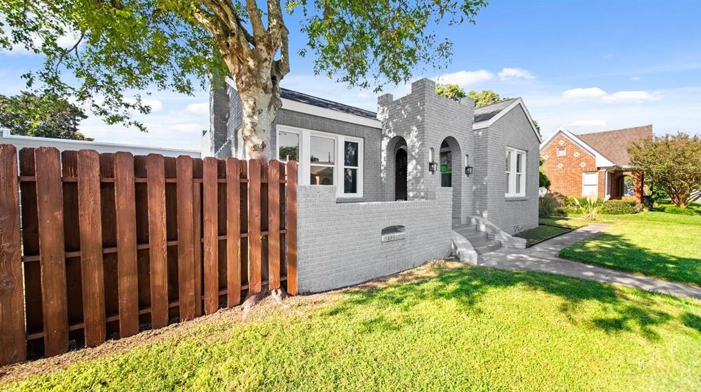 4728 Crockett Blvd, Galveston, TX 77551-5658