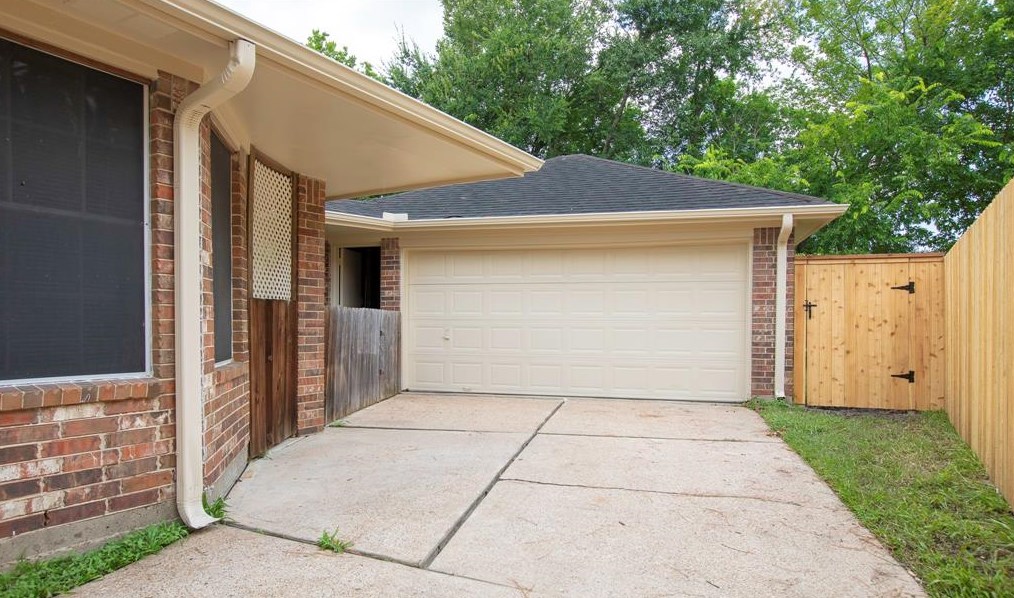 214 Knoll Forest Dr, Sugar Land TX  77479-6105 exterior