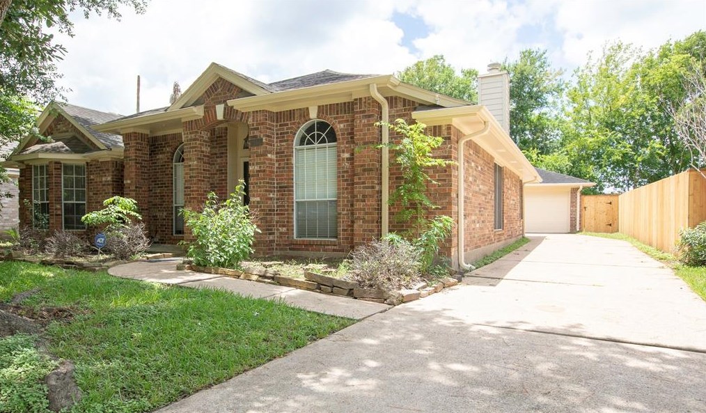 214 Knoll Forest Dr, Sugar Land, TX 77479