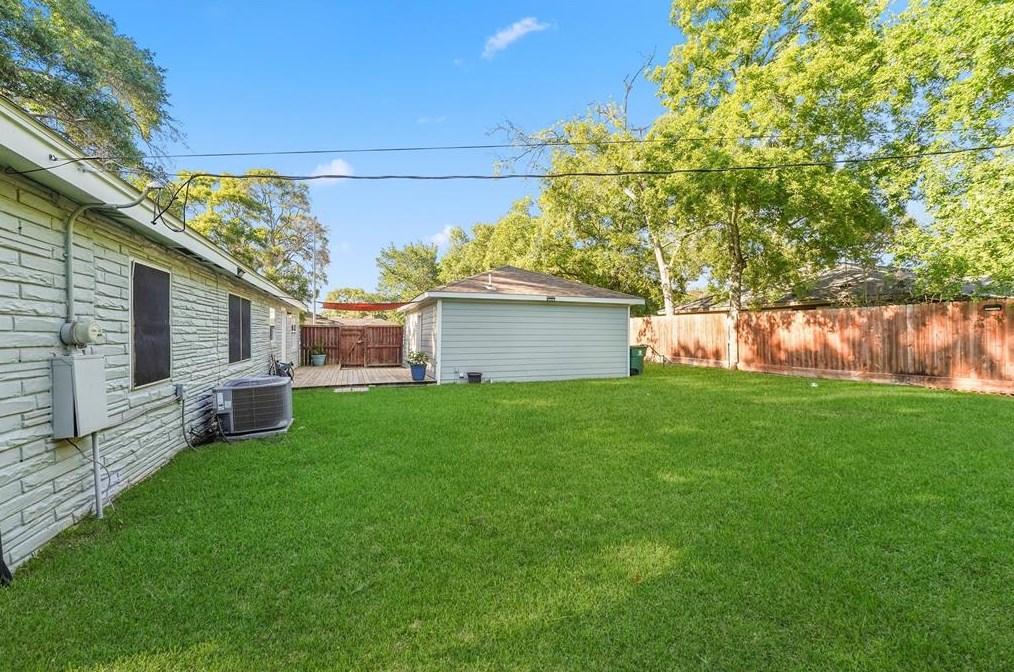8501 Bob White Dr, Houston TX  77035-3928 exterior