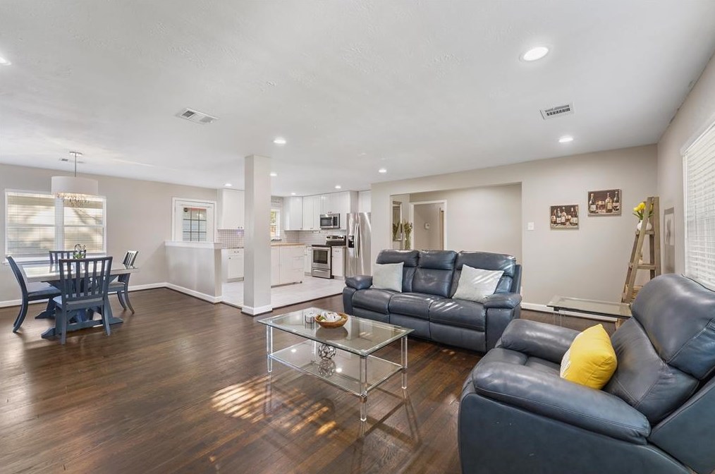 8501 Bob White Dr, Houston TX  77035-3928 exterior
