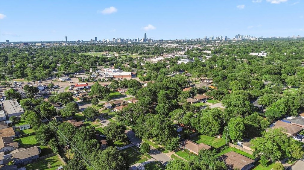 8501 Bob White Dr, Houston TX  77035-3928 exterior