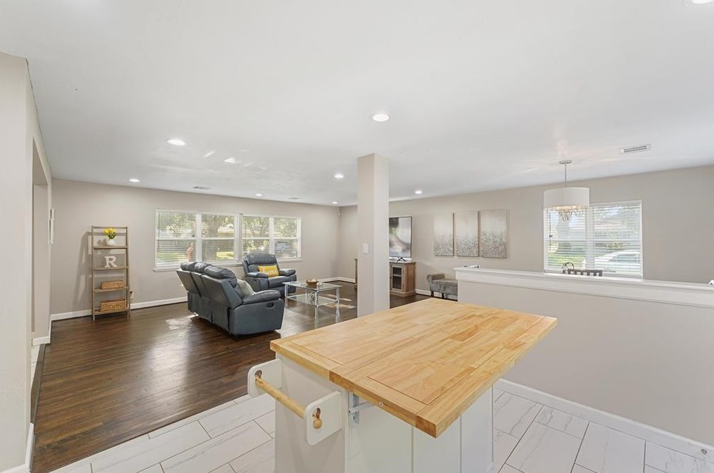 8501 Bob White Dr, Houston TX  77035-3928 exterior