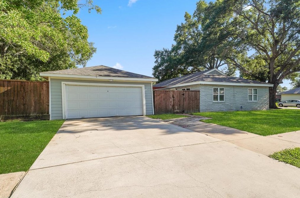 8501 Bob White Dr, Houston, TX 77074-7405