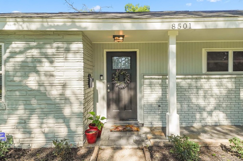 8501 Bob White Dr, Houston TX  77074-7405 exterior