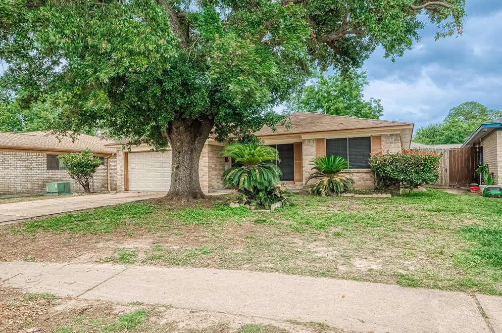 8910 Lazy River Ln, Houston, TX 77088-3714