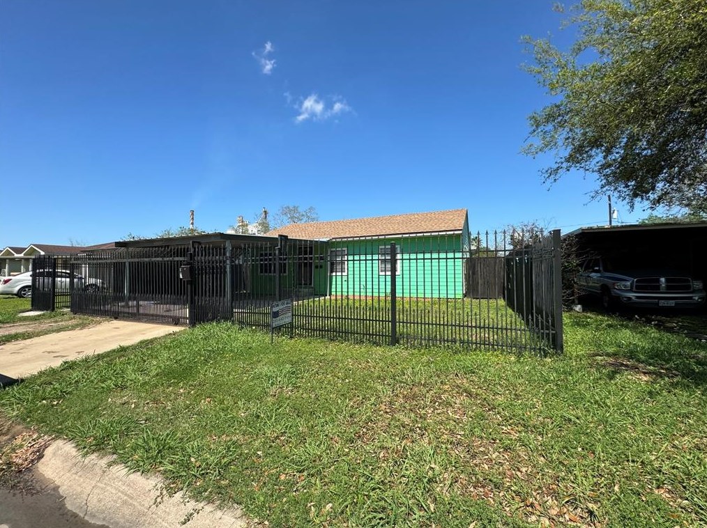 10121 Fairfax St, Houston, TX 77029-2701