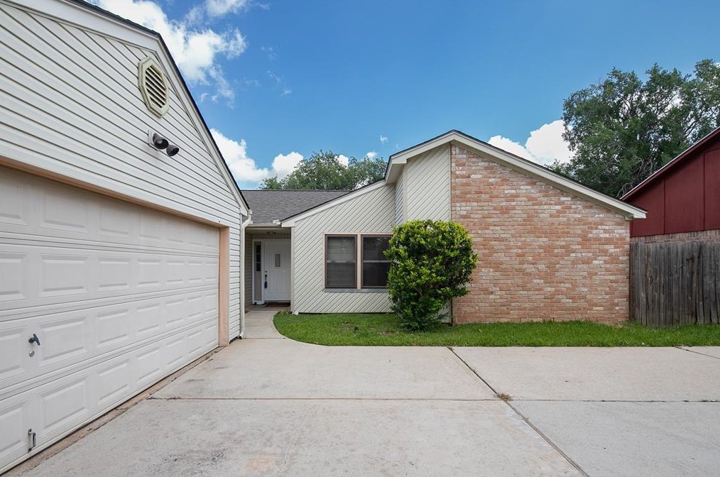 3123 Sam Houston Dr, Sugar Land, TX 77479