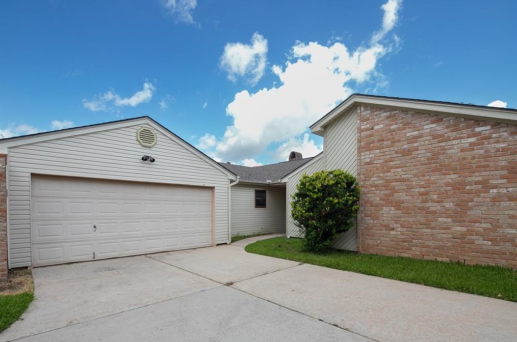 3123 Sam Houston Dr, Sugar Land TX  77479-1627 exterior