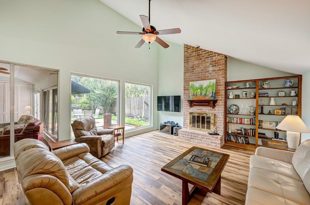 11322 Piping Rock Dr, Houston, TX 77077-6820