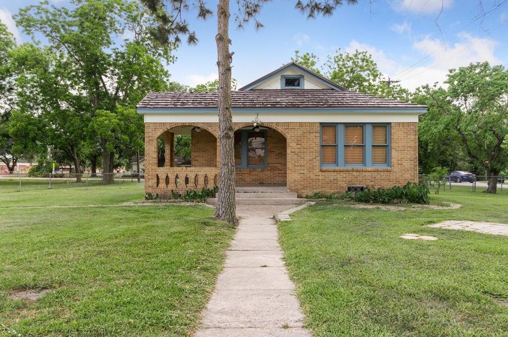 8229 Neville Ave, Hitchcock, TX 77563