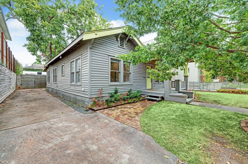 1032 6th 1/2 St, Houston, TX 77009-7328