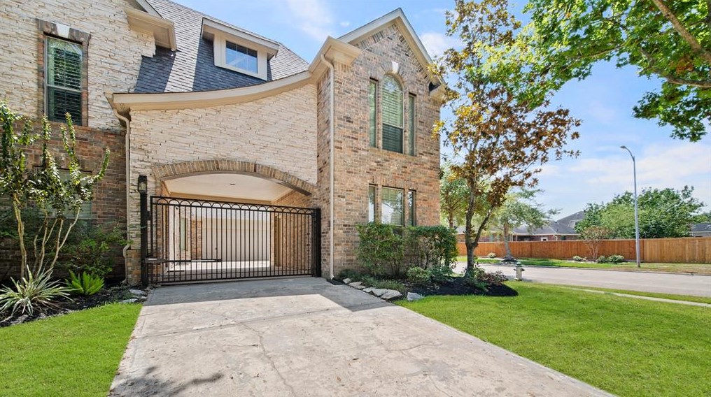 6919 Mistyleaf Ln, Sugar Land, TX 77479