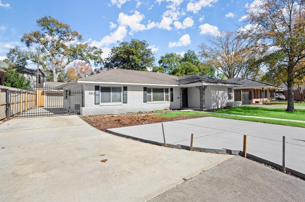 4514 Richmond Ave, Houston TX  77027-6710 exterior