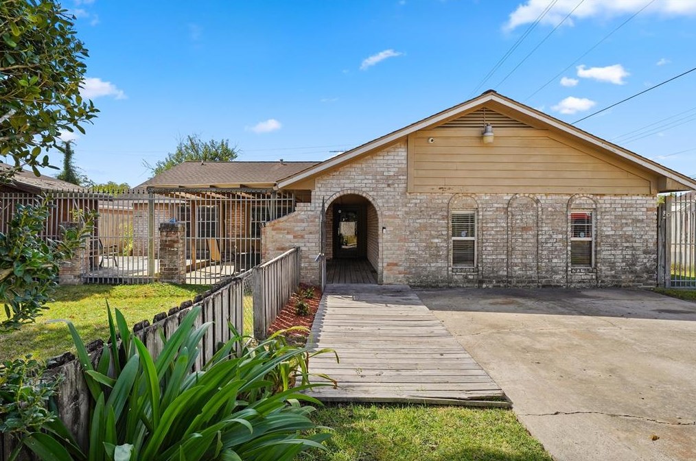 13931 Stoneshire St, Houston, TX 77037-1742