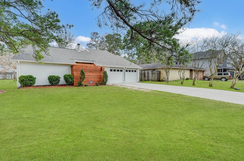 1003 N Diamondhead Blvd, Crosby, TX 77532