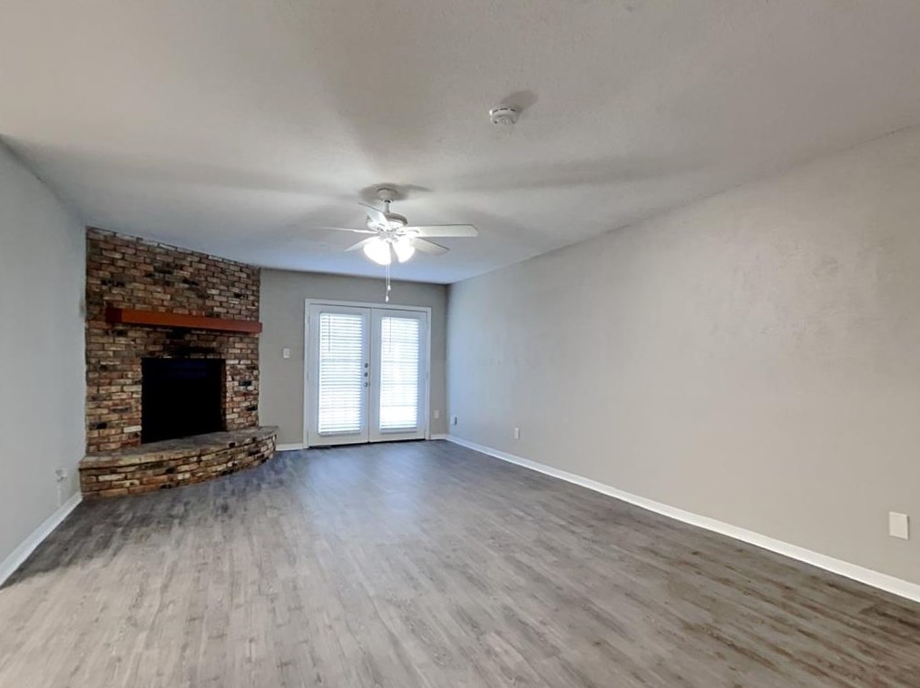 223 Crest Hill Dr, Conroe, TX 77301