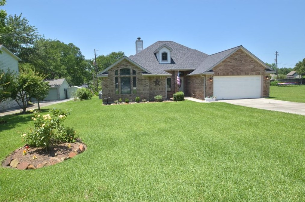 10469 Valley Dr N, Conroe, TX 77318