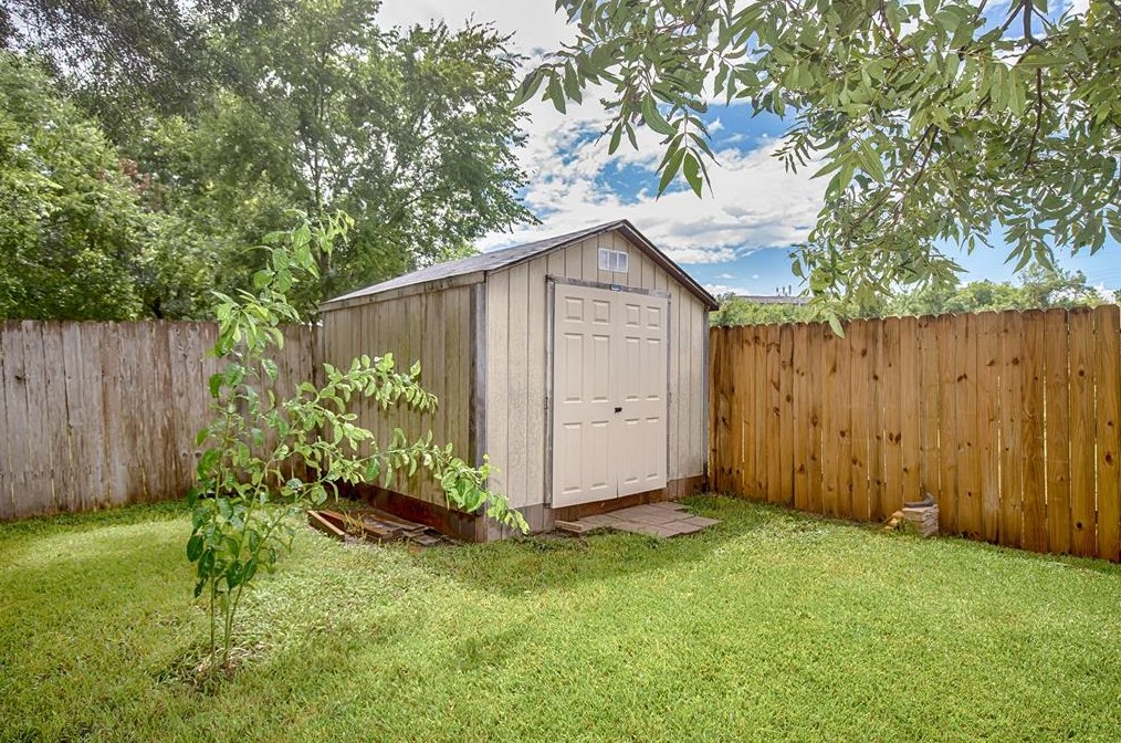 706 Autumnwood Dr, Houston TX  77013-5693 exterior