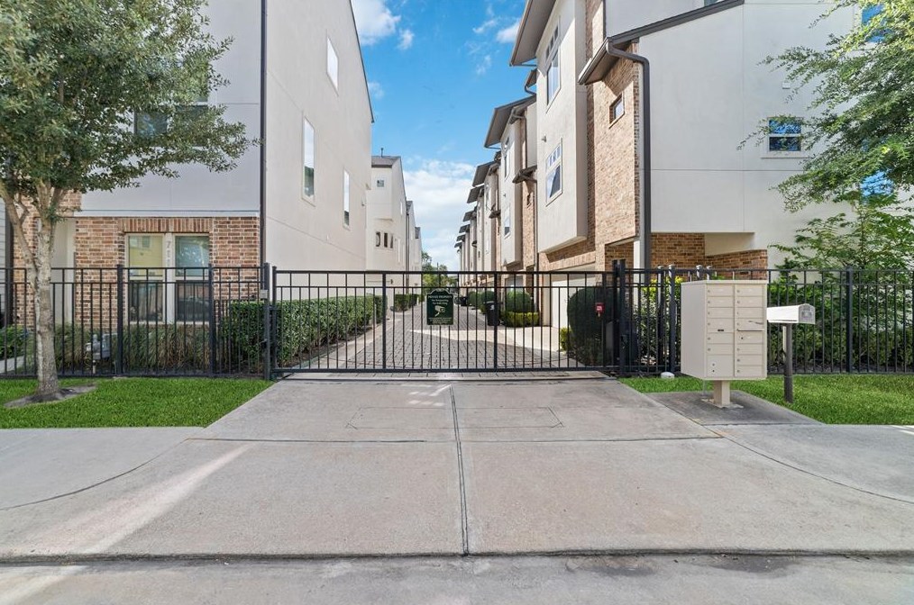725 Schwartz St, Houston, TX 77020-5957