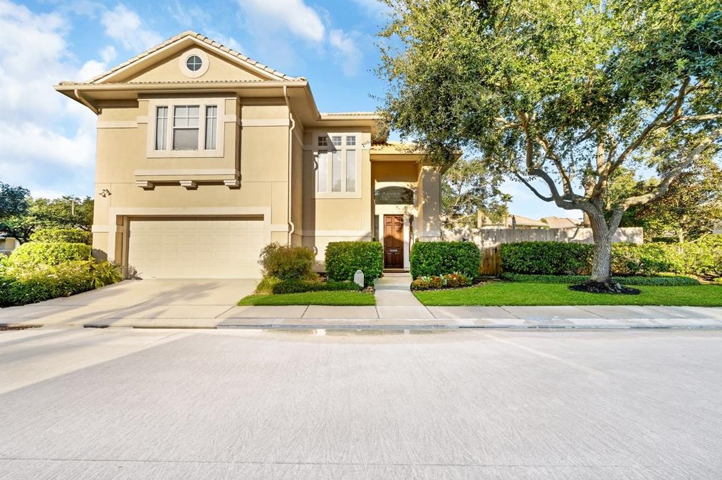 325 Harborside Cir, Kemah, TX 77565