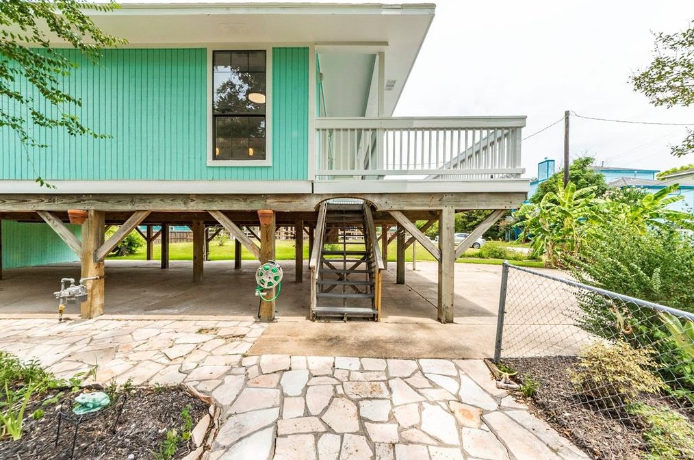 810 Forest Rd, Kemah, TX 77565