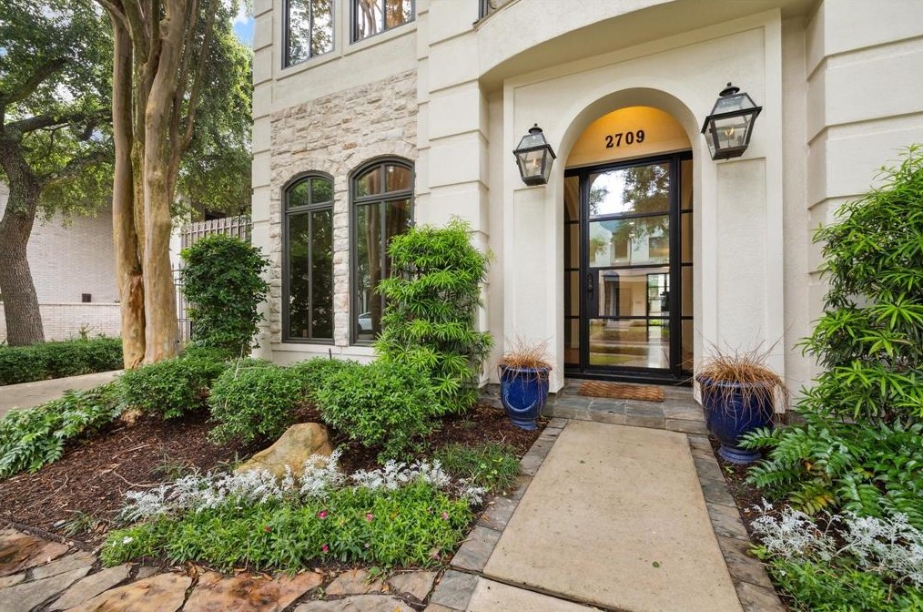 2709 Robinhood St, Houston TX  77005-2227 exterior