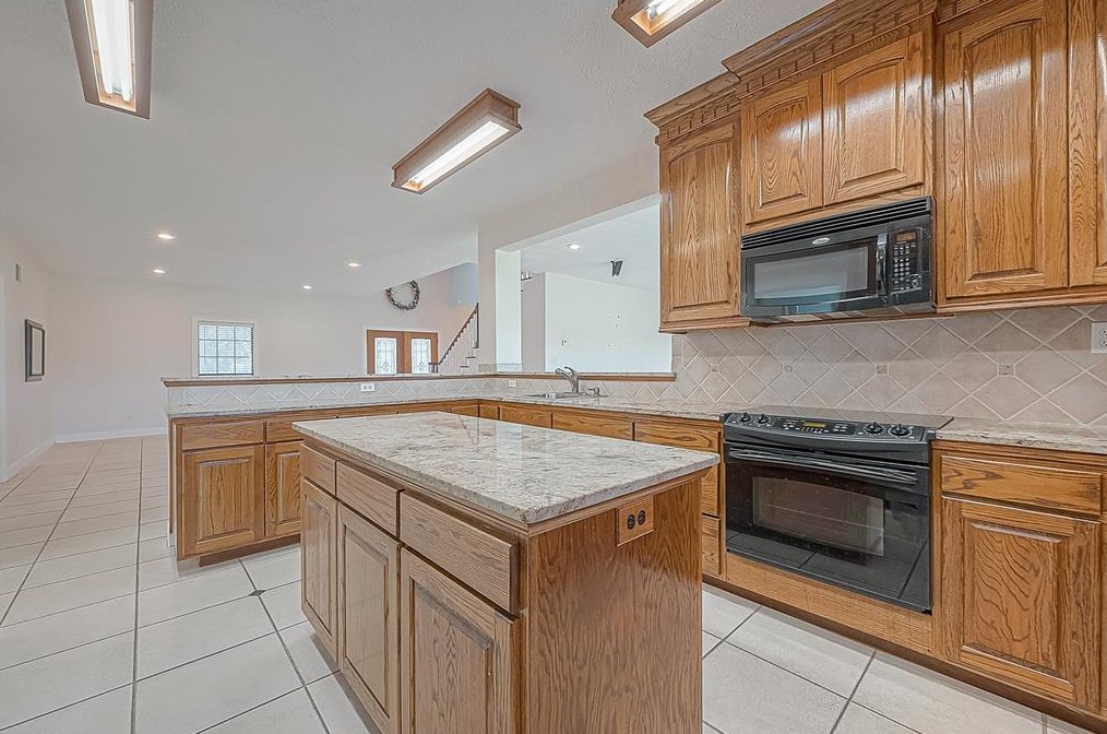 6303 Sprigg, Fulshear TX 77441-6305 exterior