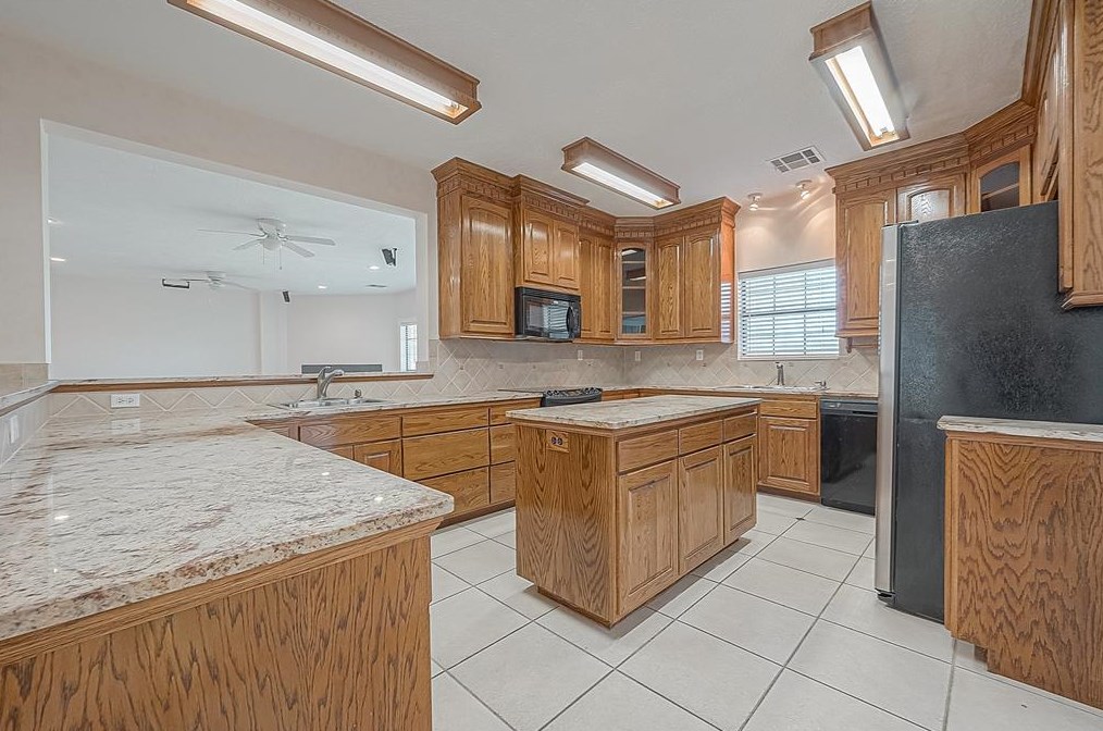 6303 Sprigg, Fulshear TX 77441-6305 exterior