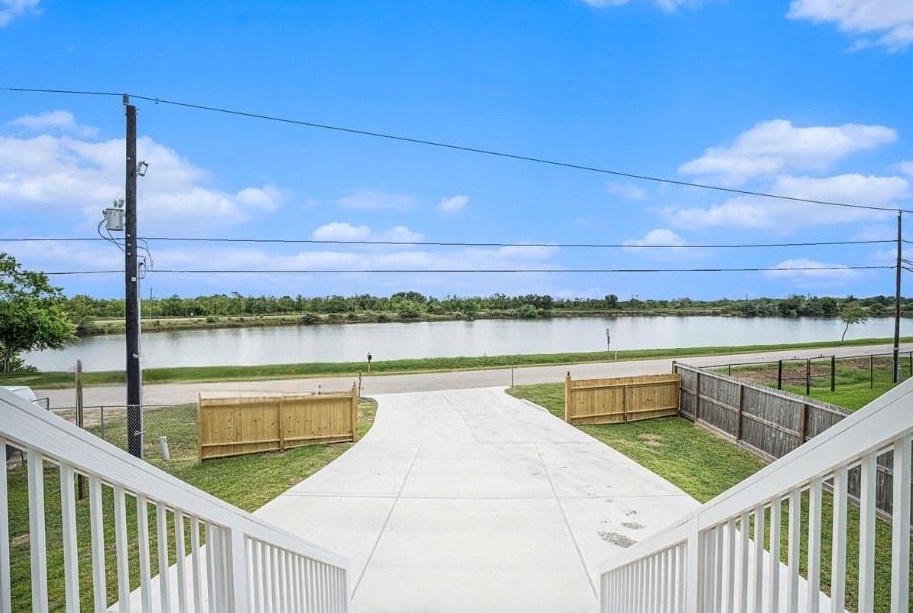 4626 N Railroad Ave, Hitchcock, TX 77563
