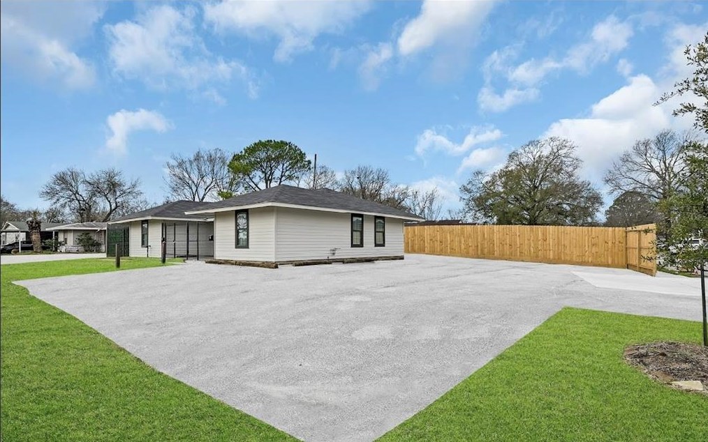5628 Doulton Dr, Houston, TX 77033-2802