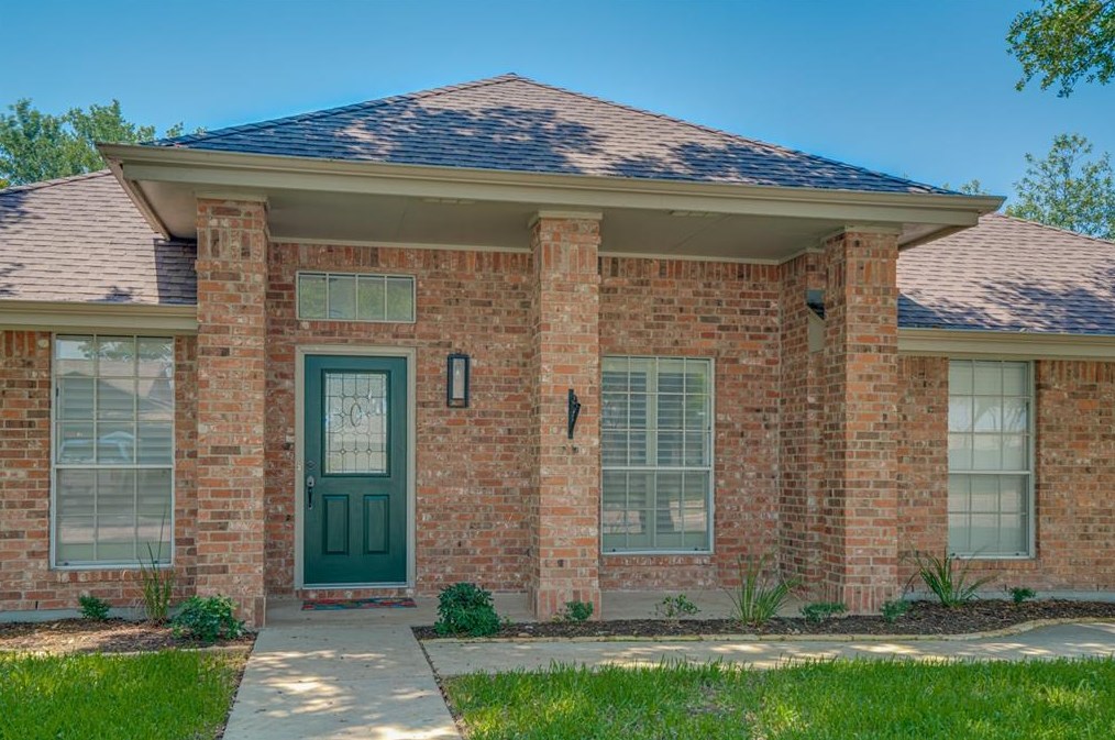 1823 Sunnybrook Dr, New Braunfels TX  78130-3023 exterior