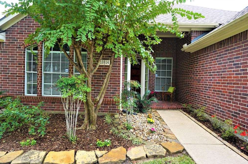 13814 Aspen Knoll Ct, Houston, TX 77059-3400