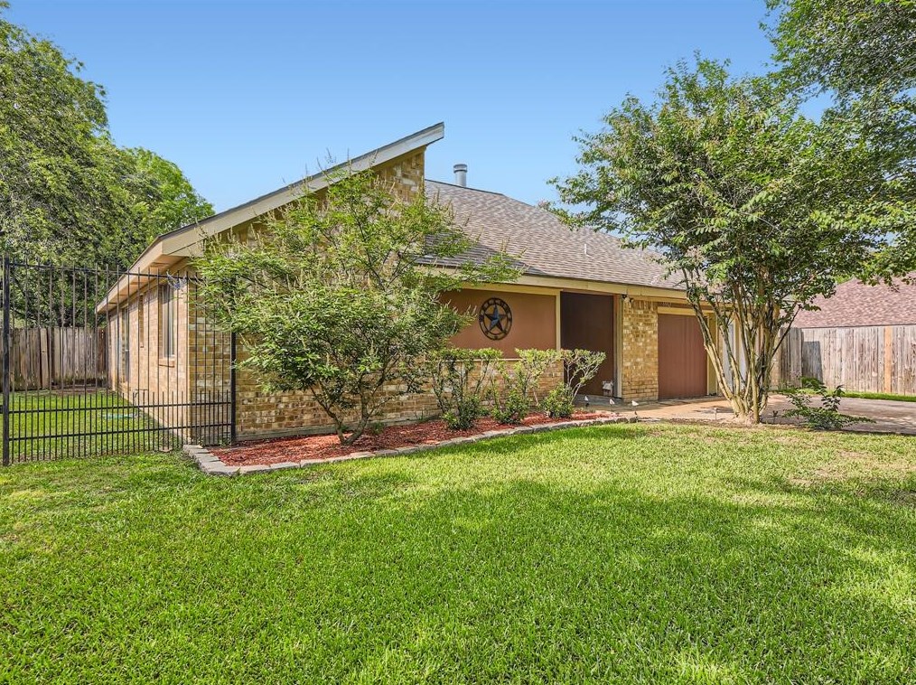 5552 Village Green Dr, Katy, TX 77493-1267