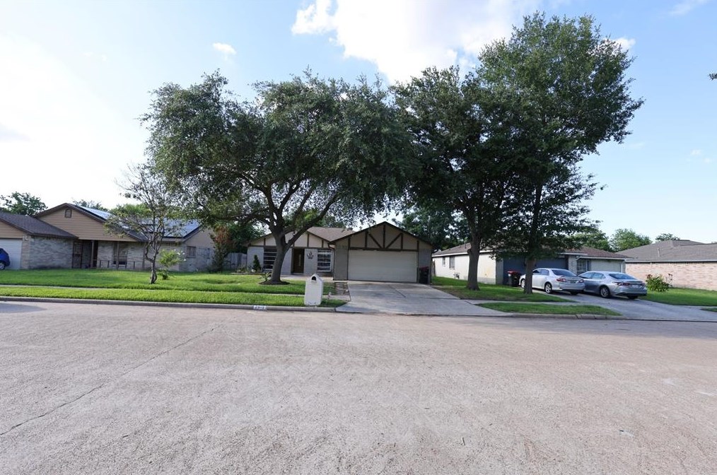 2610 Greens Rd, Houston TX  77032-2104 exterior