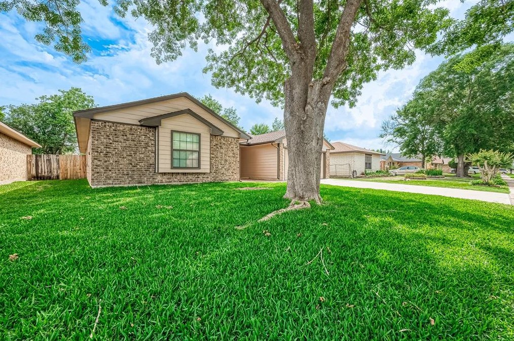 4210 Pocahontas Dr, Baytown, TX 77521-8820