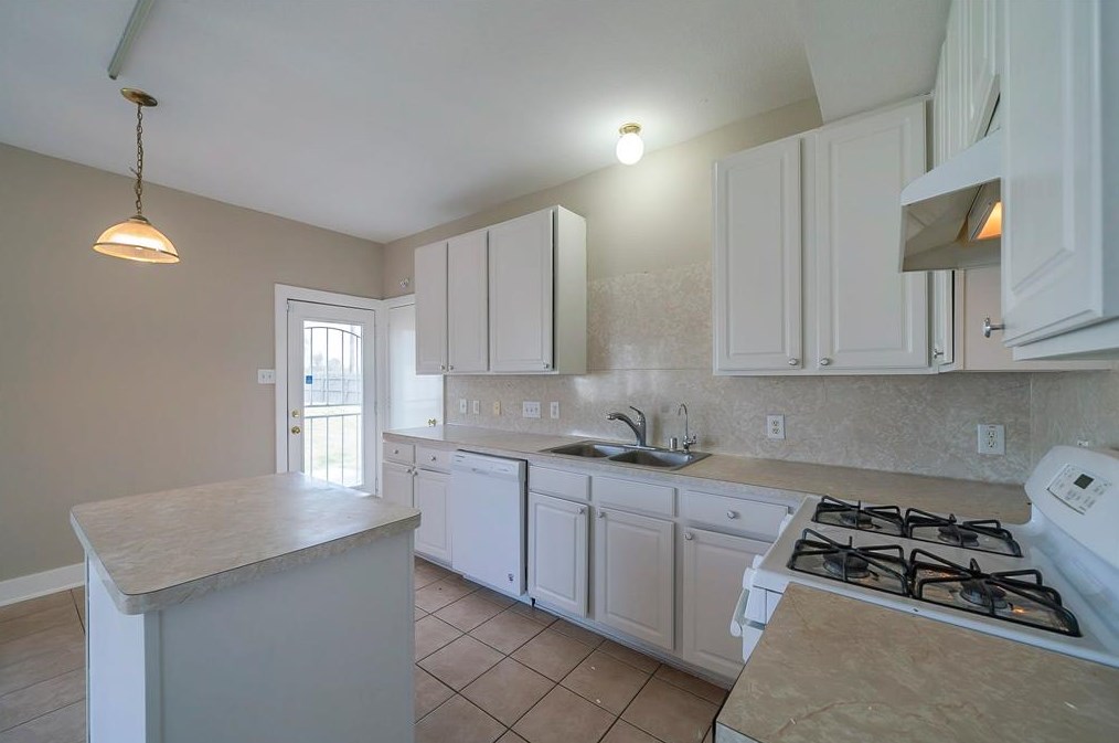 723 Remington Hts Dr, Houston TX  77073-4409 exterior