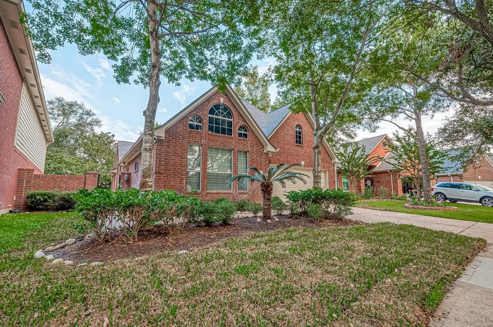 18 Grants Lake Cir, Sugar Land, TX 77479