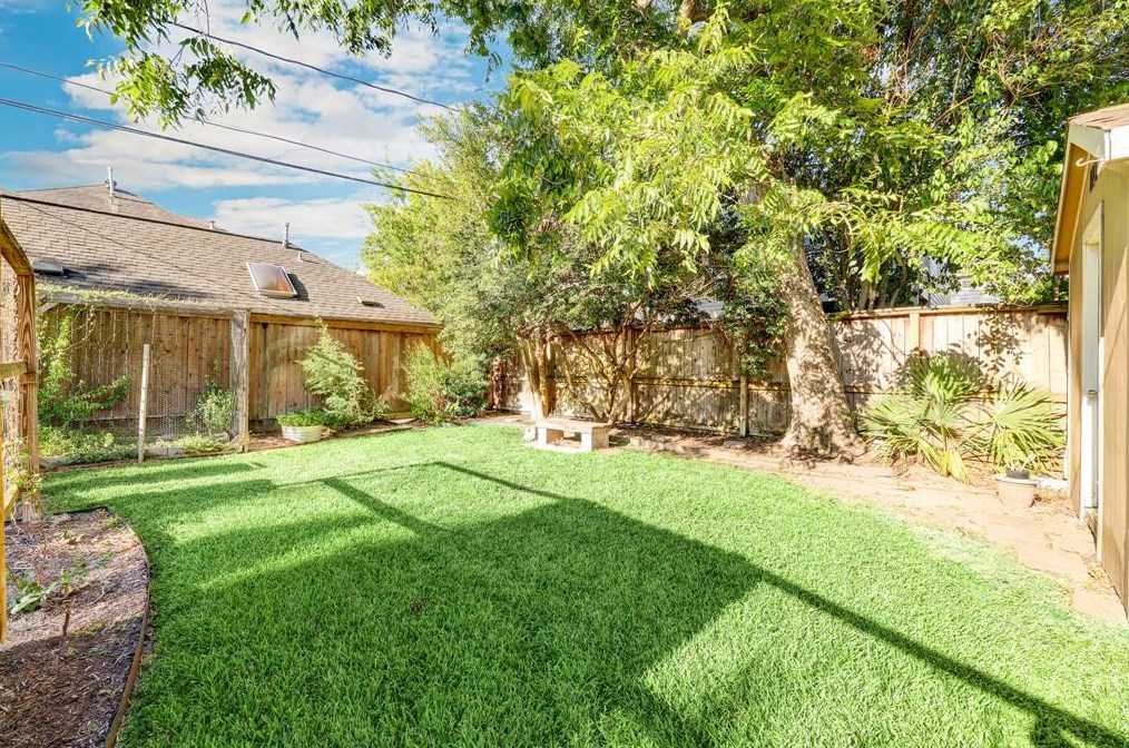 2332 Addison Rd, Houston TX  77030-1128 exterior