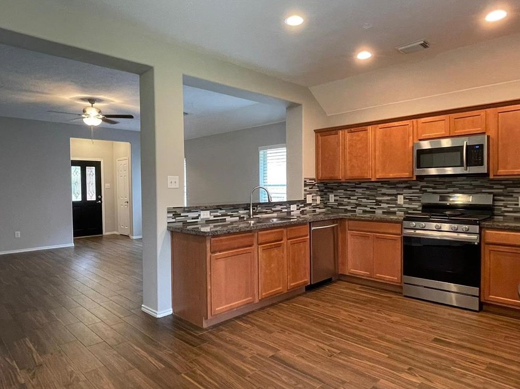 6 Garden Lodge Pl, Spring TX  77382-2775 exterior