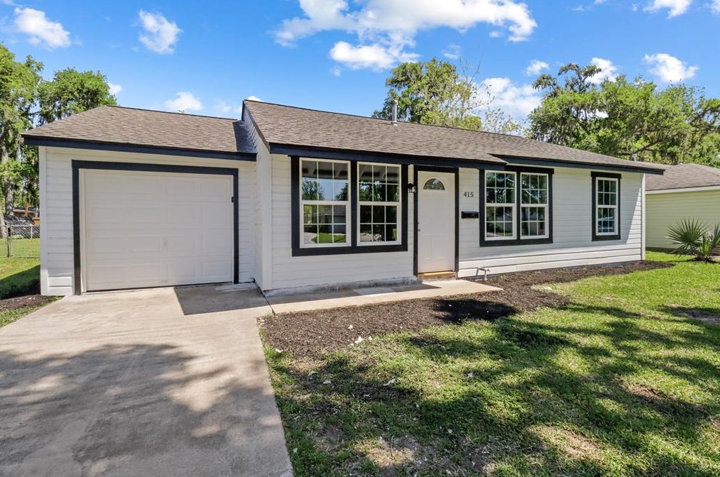 415 Center Way St, Richwood, TX 77566-5401