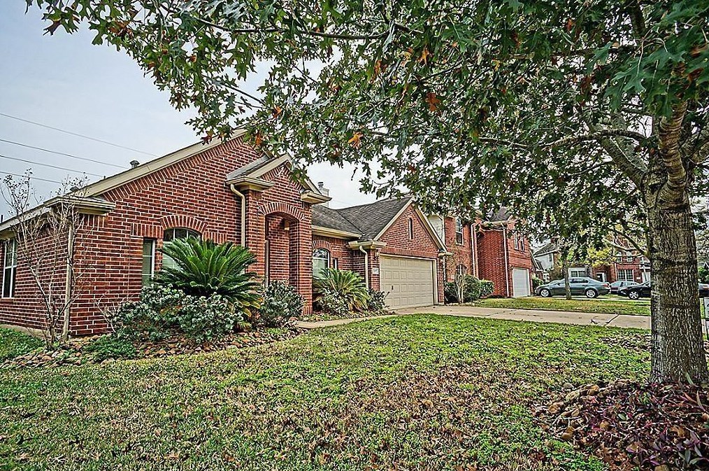 2207 Lake Wind Dr, Pearland, TX 77584